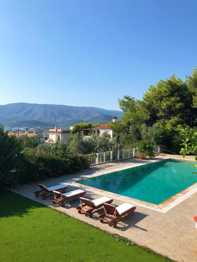 The House Of Gratitude - Poolside Retreat Villa Лутра Ораяс Еленис Екстериор снимка