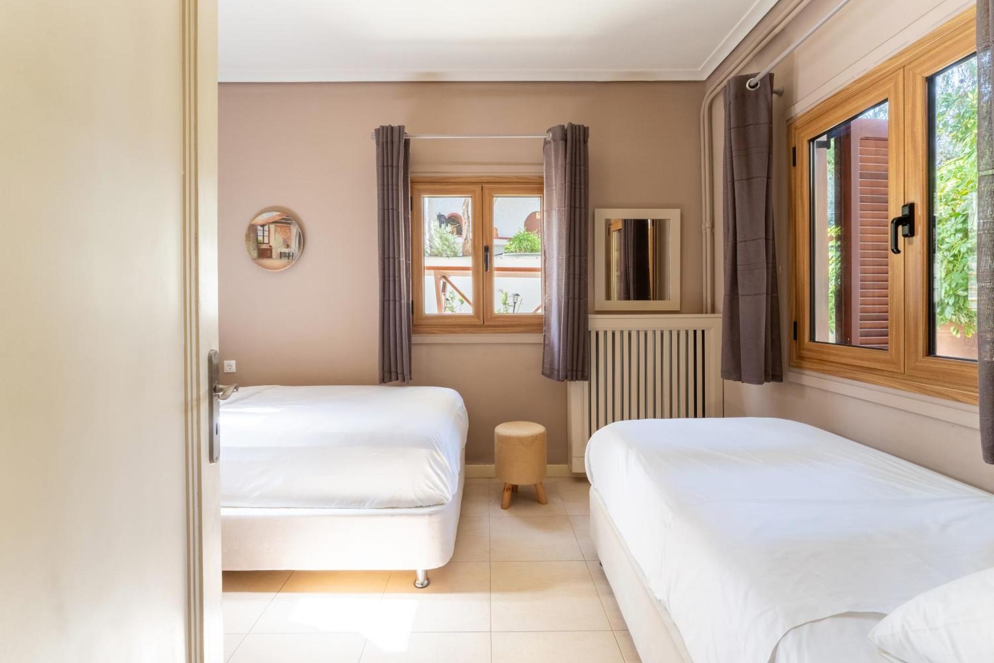 The House Of Gratitude - Poolside Retreat Villa Лутра Ораяс Еленис Екстериор снимка