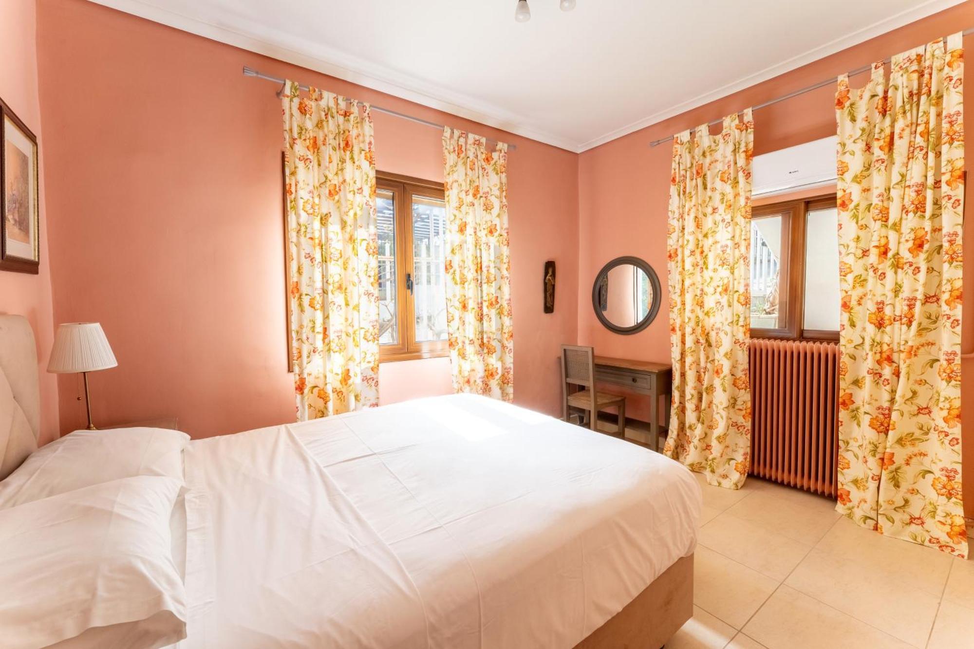 The House Of Gratitude - Poolside Retreat Villa Лутра Ораяс Еленис Екстериор снимка