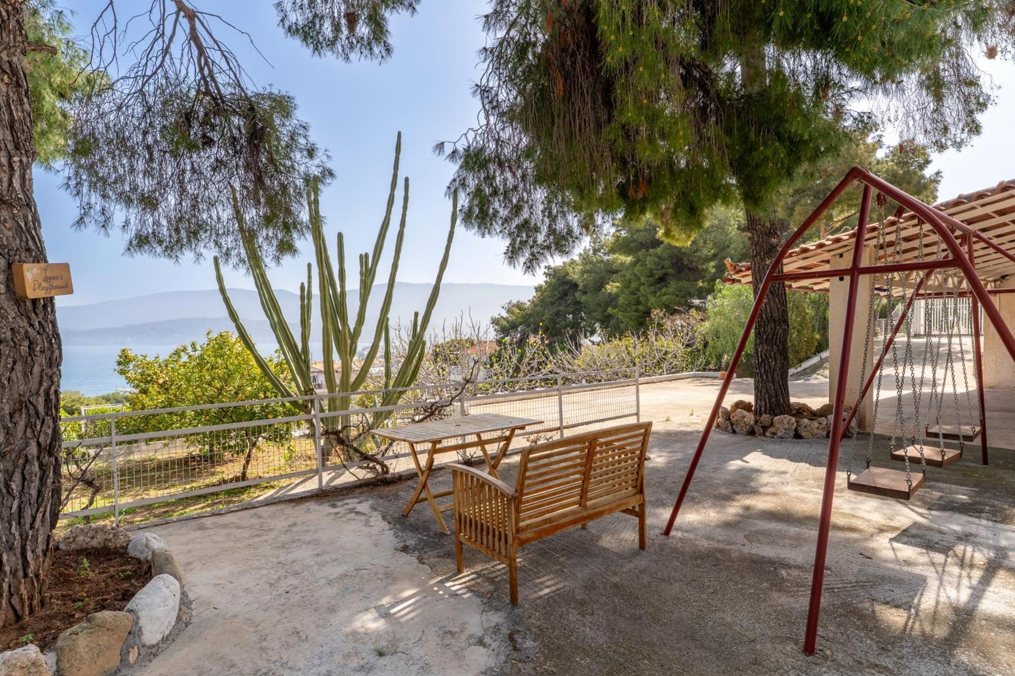 The House Of Gratitude - Poolside Retreat Villa Лутра Ораяс Еленис Екстериор снимка
