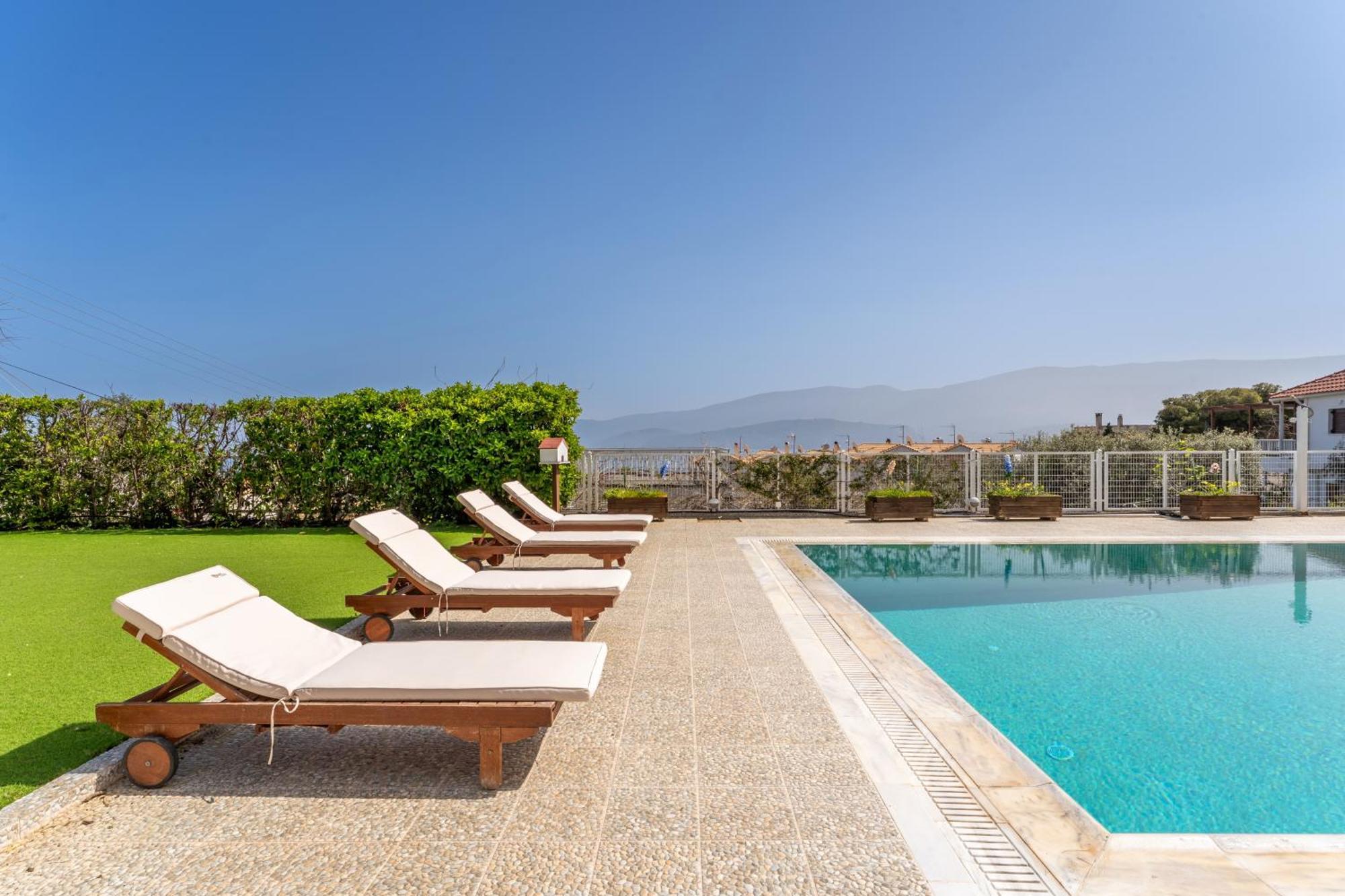 The House Of Gratitude - Poolside Retreat Villa Лутра Ораяс Еленис Екстериор снимка