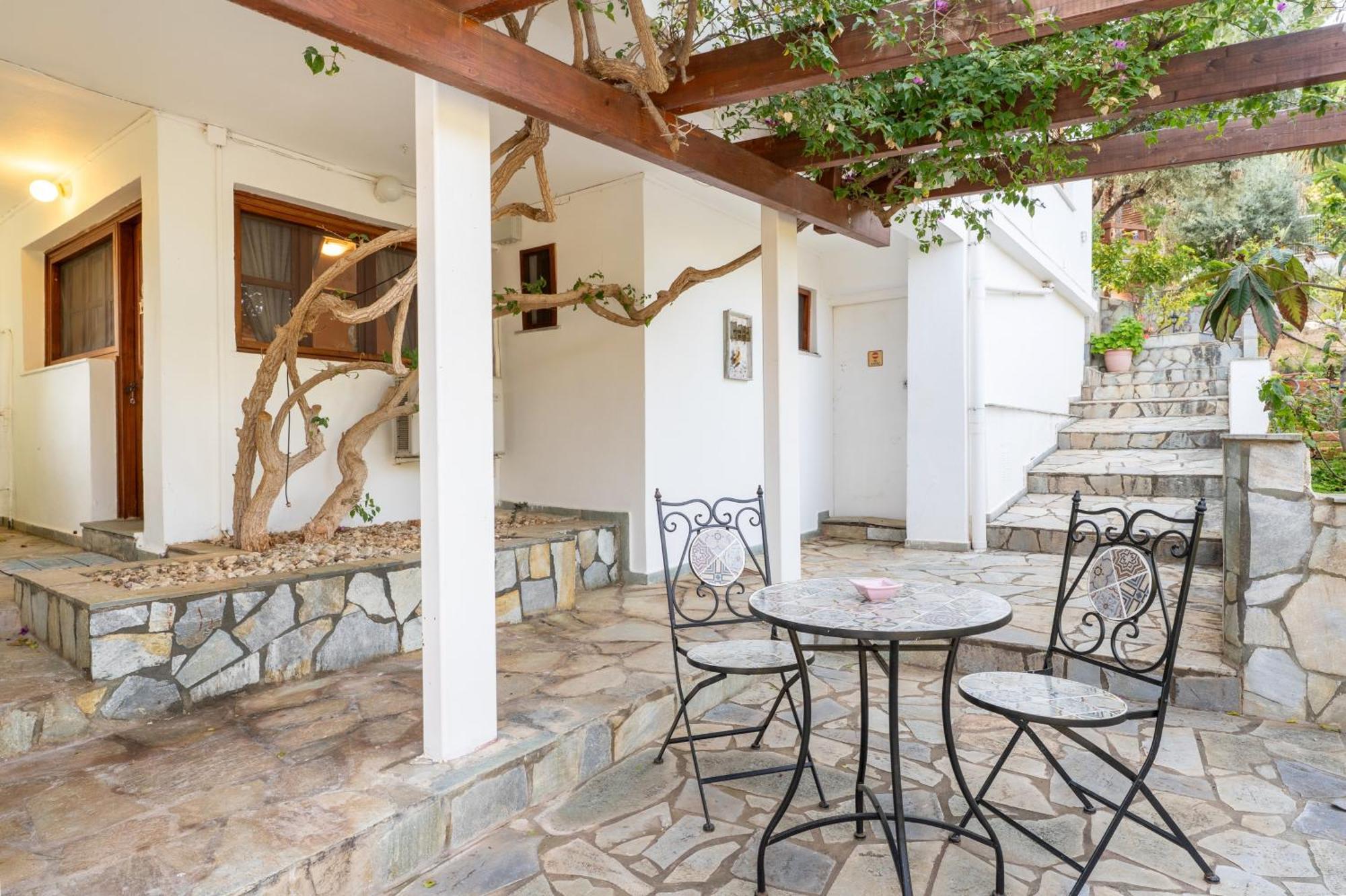 The House Of Gratitude - Poolside Retreat Villa Лутра Ораяс Еленис Екстериор снимка